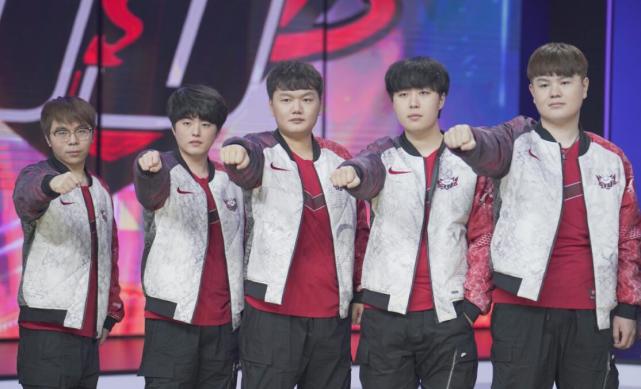 他为年轻球 他为年轻球